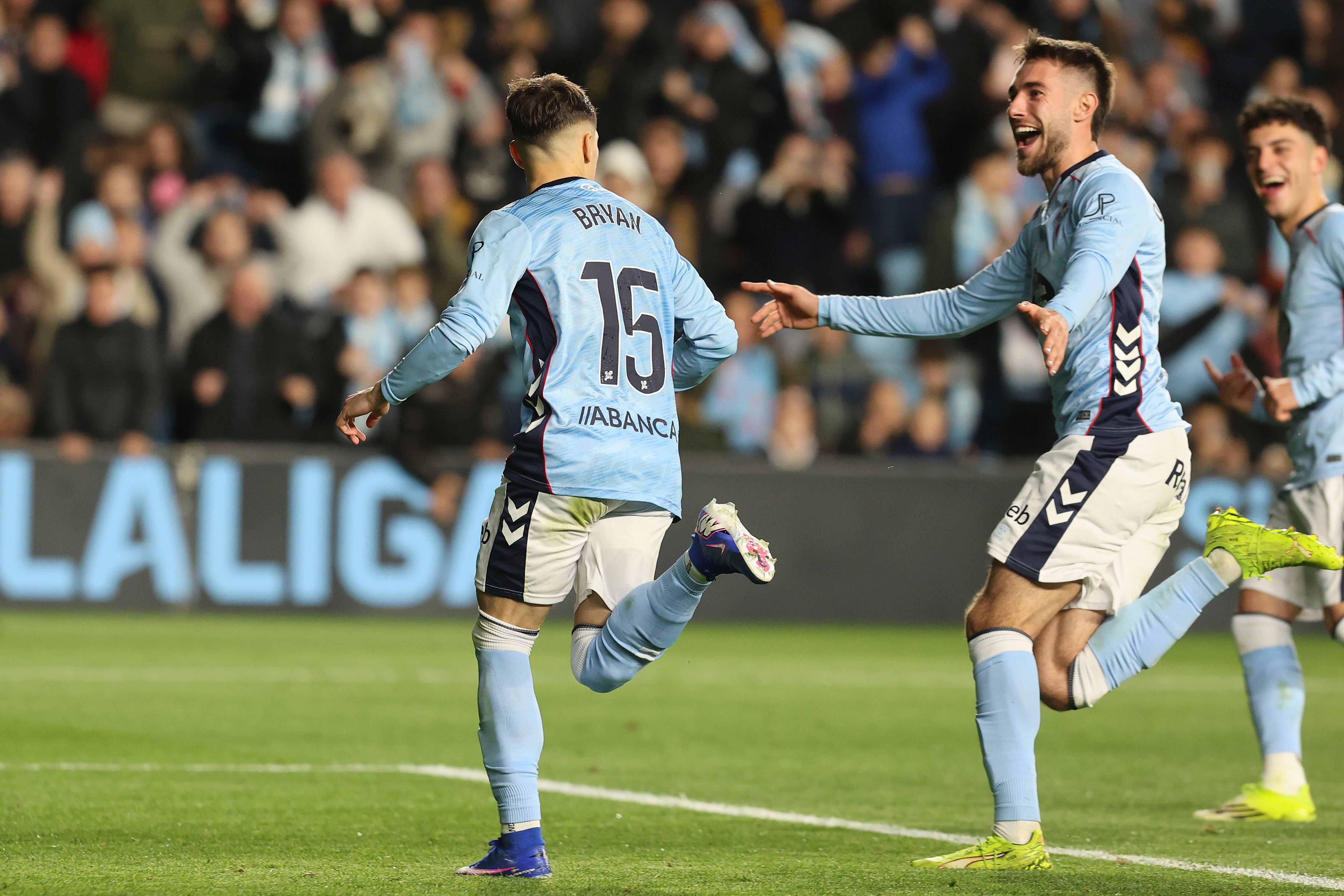 VIGO (PONTEVEDRA), 18/01/2026.- El delantero del Celta Bryan Zaragoza (i) celebra tras marcar el segundo gol ante el Rayo, durante el partido de LaLiga de fútbol que Celta de Vigo y Rayo Vallecano disputan este domingo en el estadio de Balaídos. EFE/Salvador Sas