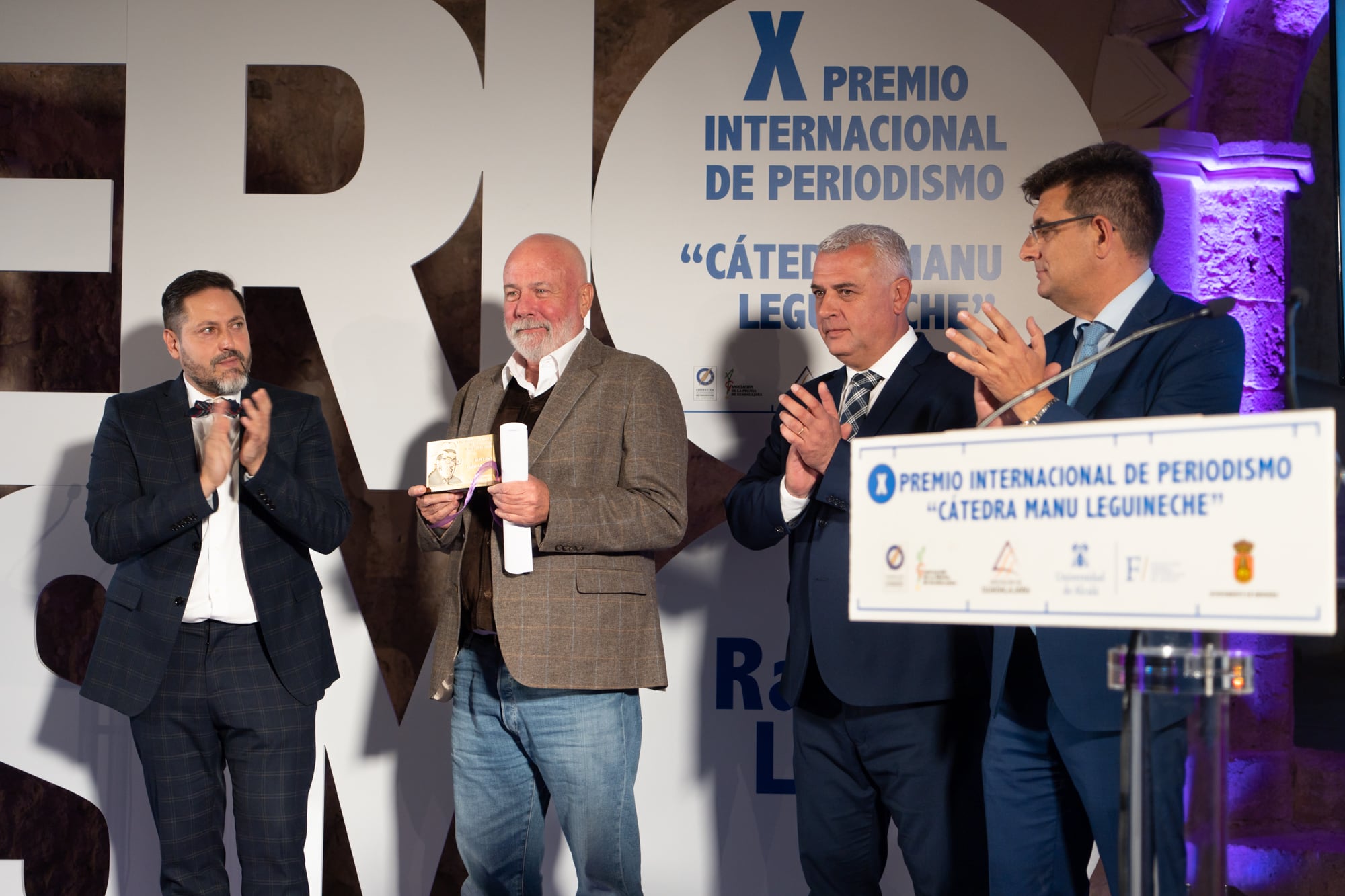 Ramón Lobo en Brihuega recogiendo el premio de periodismo Manu Leguineche