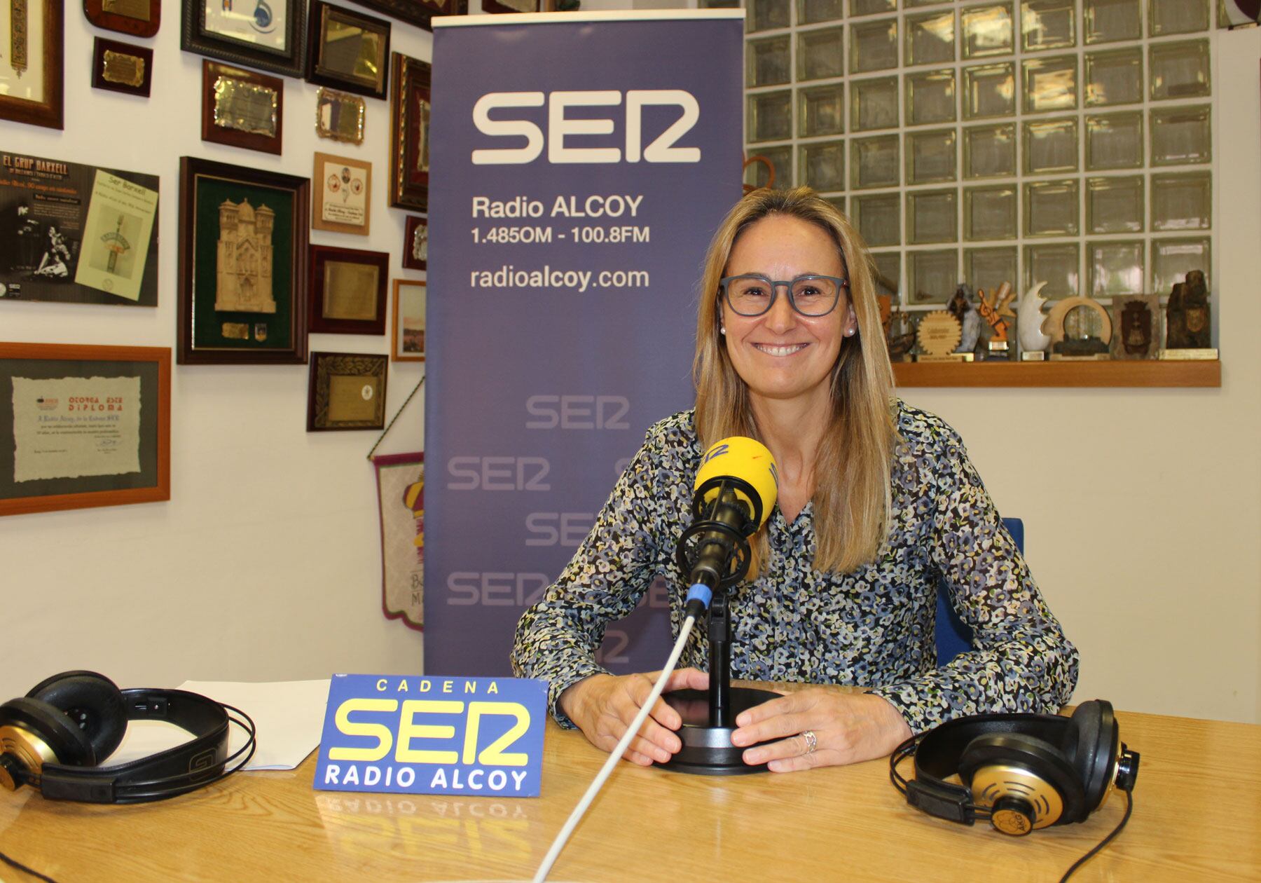 Clara Pastor, directora del Centro de Salud Pública de Alcoy, en el estudio central de Radio Alcoy