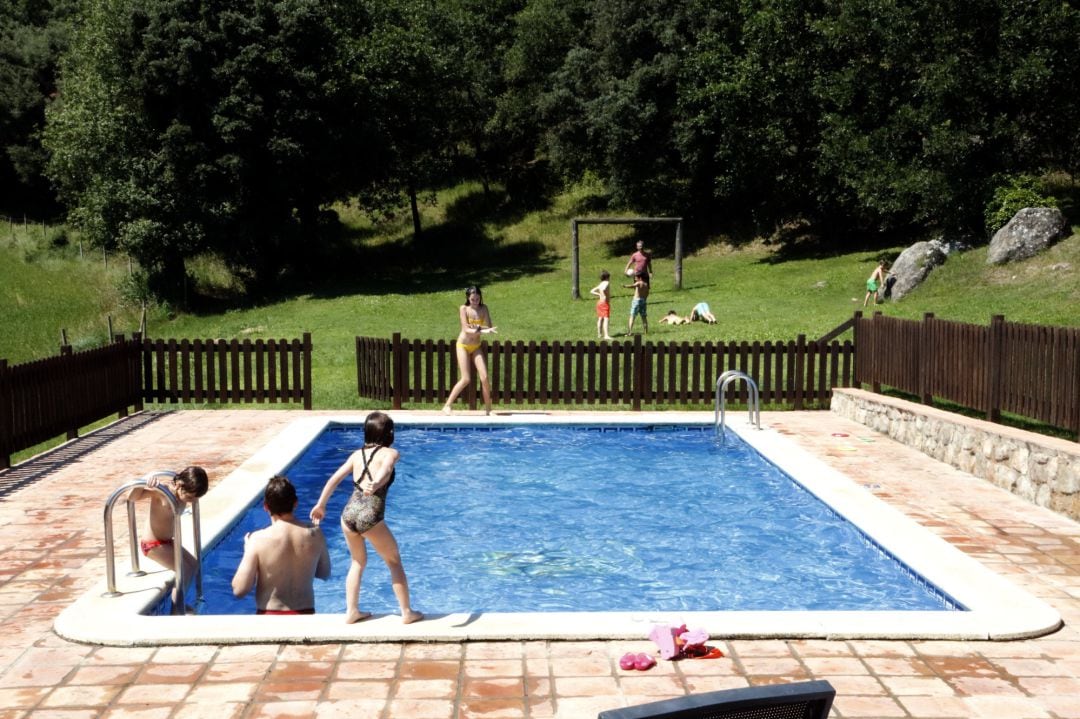 Niños jugando en una piscina de La Barraca de Casserres.