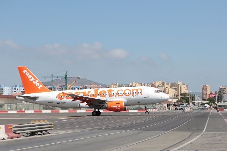 Un avión despega desde el aeropuerto de Gibraltar.