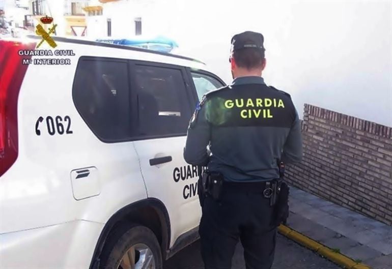 Momento de la detención de tres jóvenes, dos de 18 años y uno de 17, acusados de propinar una brutal paliza a un hombre durante una fiesta en Gata (Alicante)