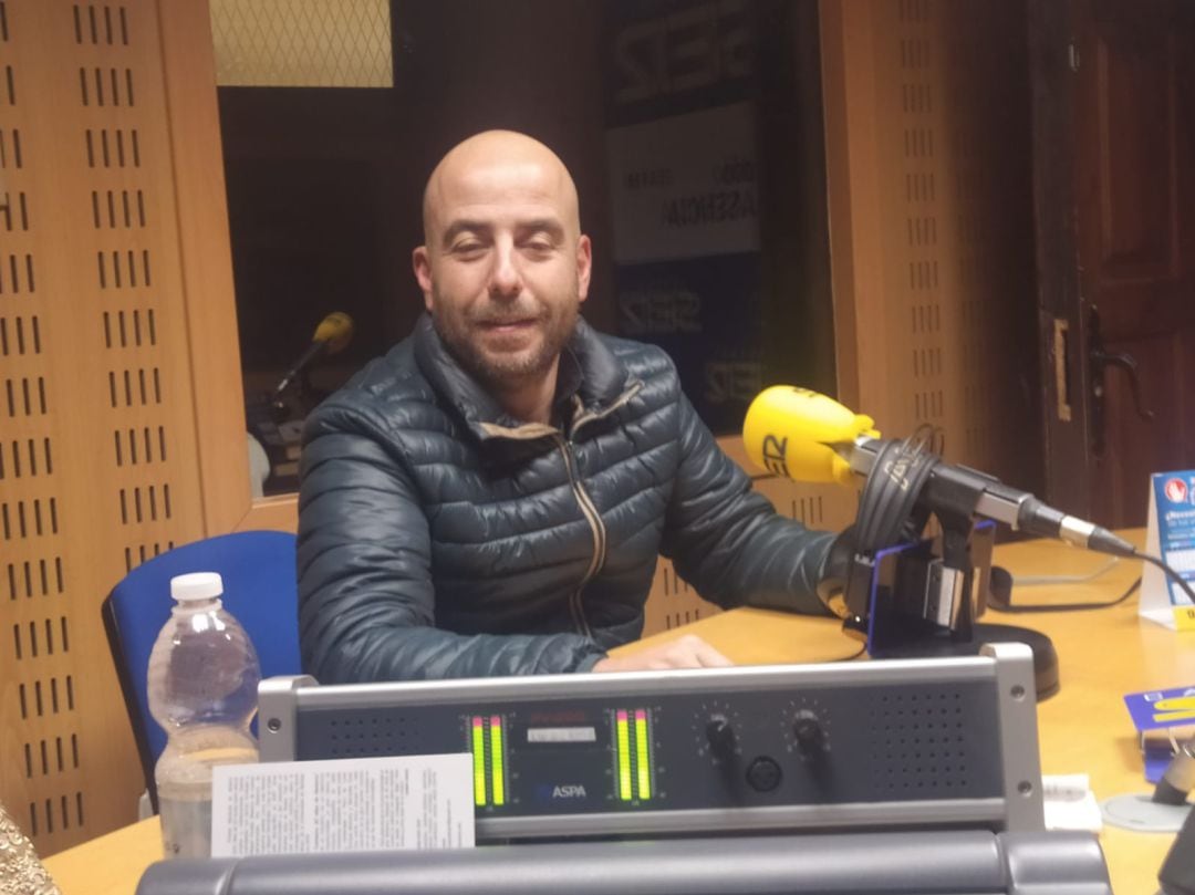 El delegado de la Federación Extremeña de Fútbol, Manuel Rojas, en los estudios de la Cadena SER