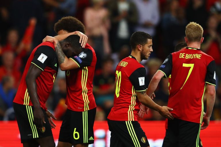 Romelu Lukaku, Marouane Fellaini, Eden Hazard y Kevin de Bruyne celebran un gol de la selección belga.