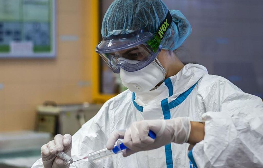 Sanitaria trabajando con medidas de protección