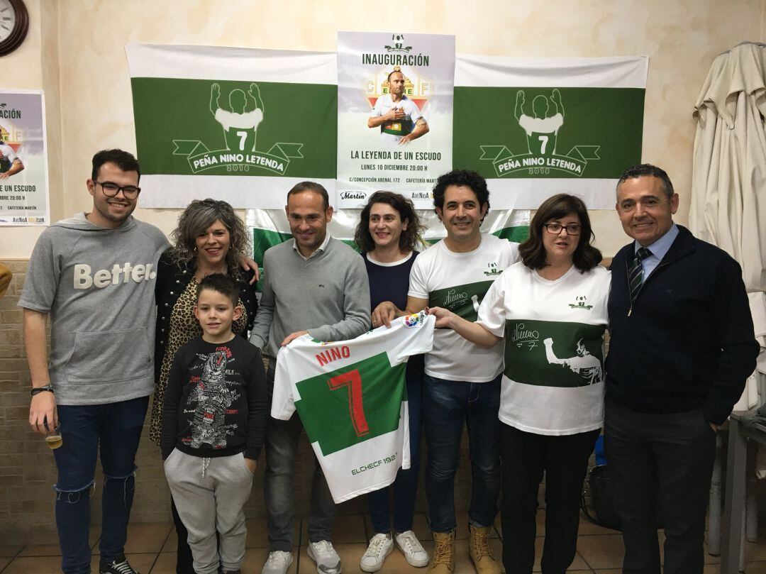 Nino regaló a los peñistas su camiseta del Elche CF