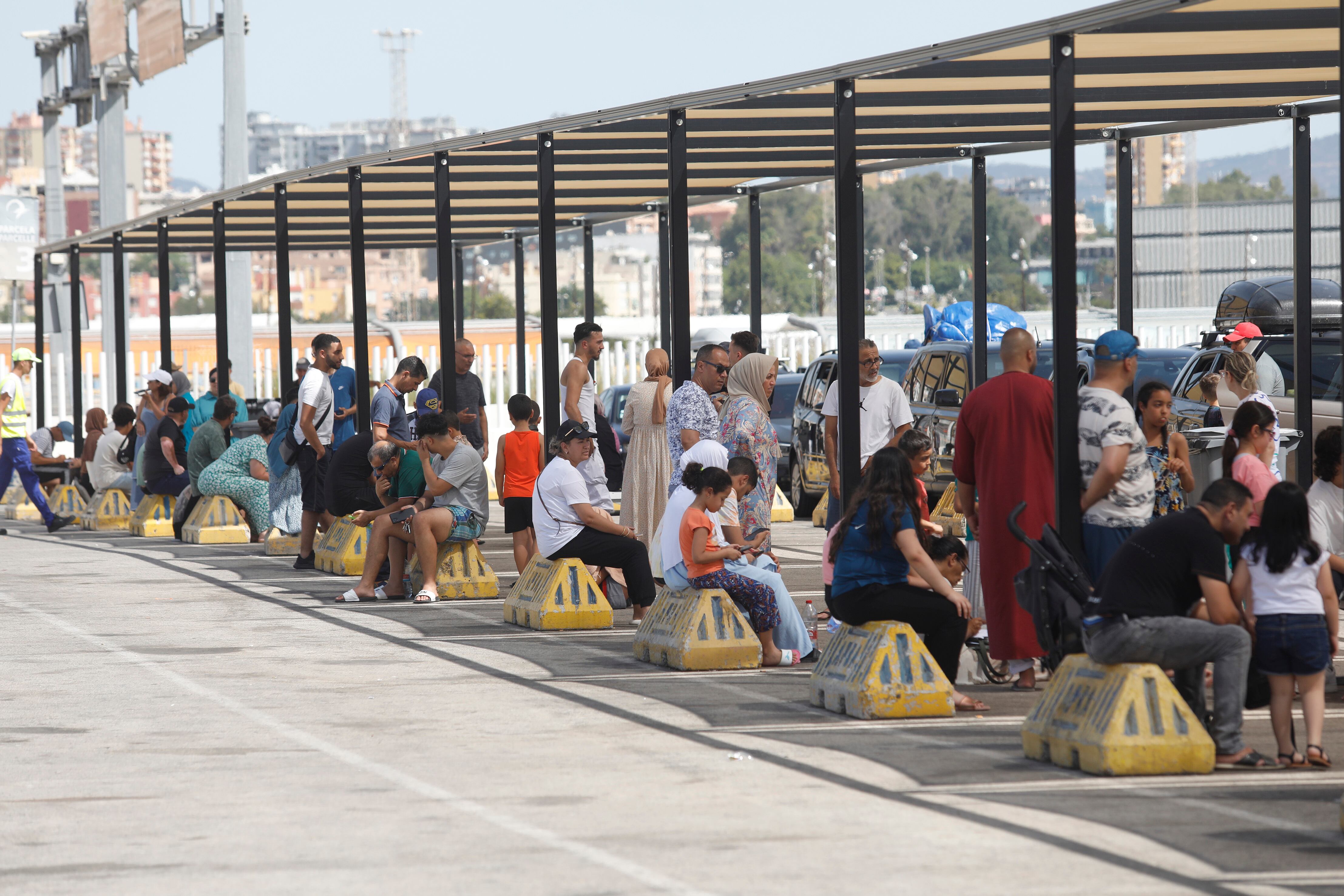 Viajeros esperan debajo de una sombra su turno para embarcar.EFE/A.carrasco Ragel