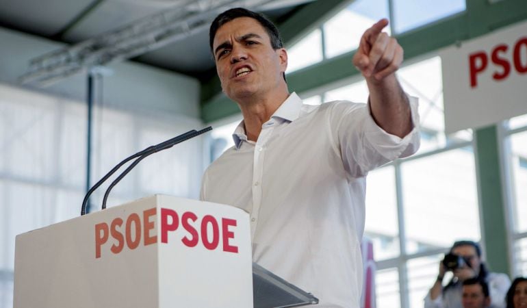 GRA192. BADAJOZ, 07/02/2015.- El secretario general del PSOE, Pedro Sánchez, durante un acto público organizado por el PSOE, en el que también interviene el líder del Partido Socialista Portugués, Antonio Costa. EFE/Oto