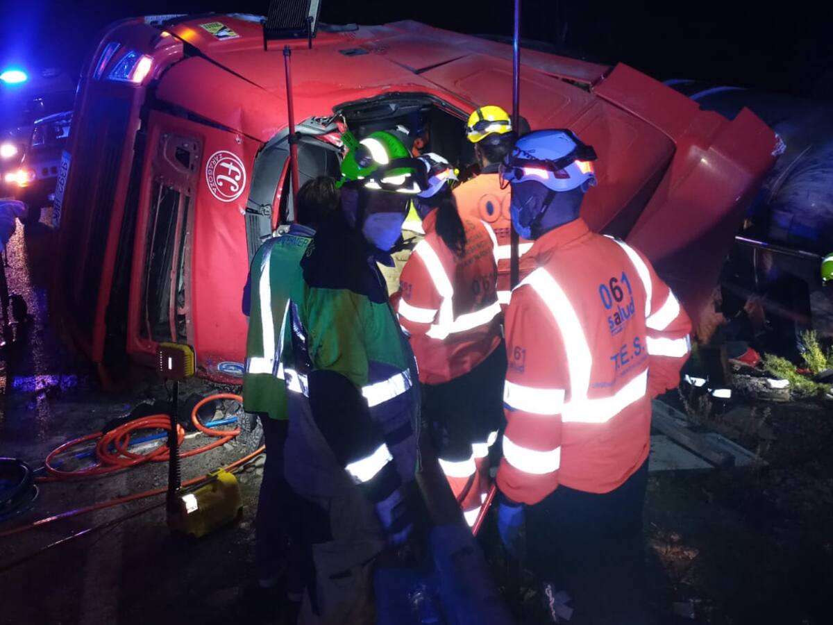 Más de siete horas para rescatar al conductor atrapado en la cabina del camión