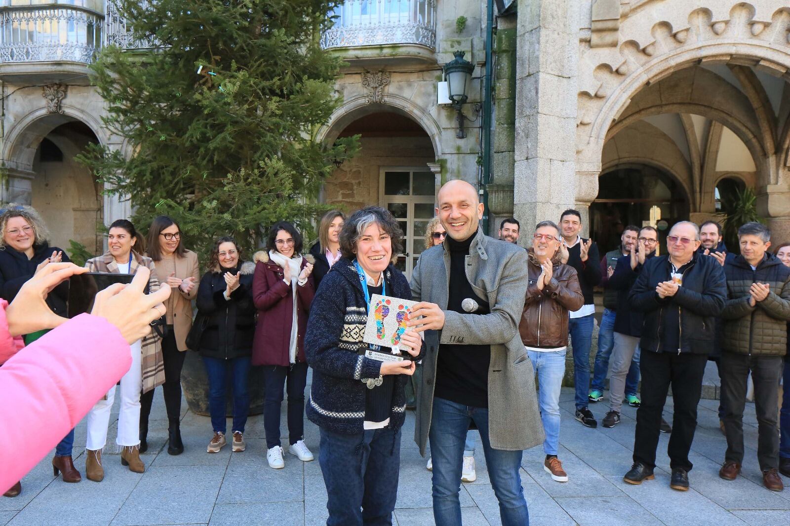 Ana Gómez Sousa, atleta, con el alcalde de O Porriño