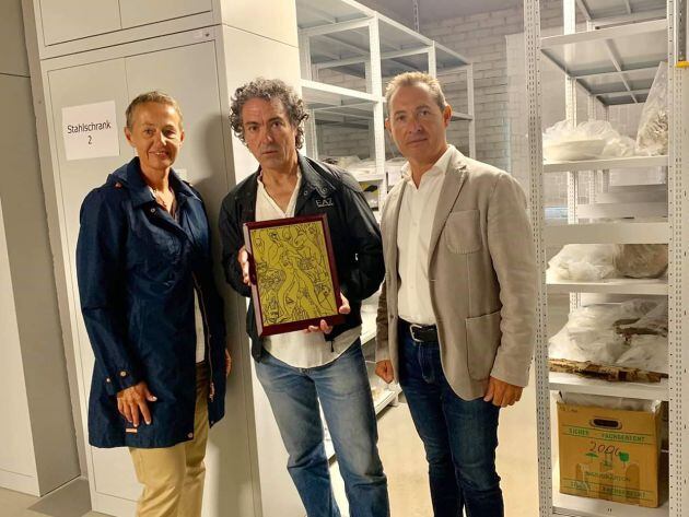 Michel Montaner y Antonio Camaró en el memorial de Mauthausen con la obra.