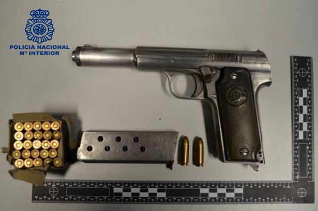 Pistola encontrada en el domicilio del detenido