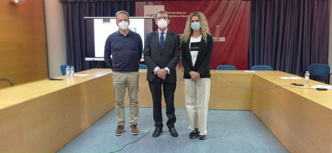 Collado, entre Díez de Baldeón y Merino, durante la presentación en Cuenca de su programa