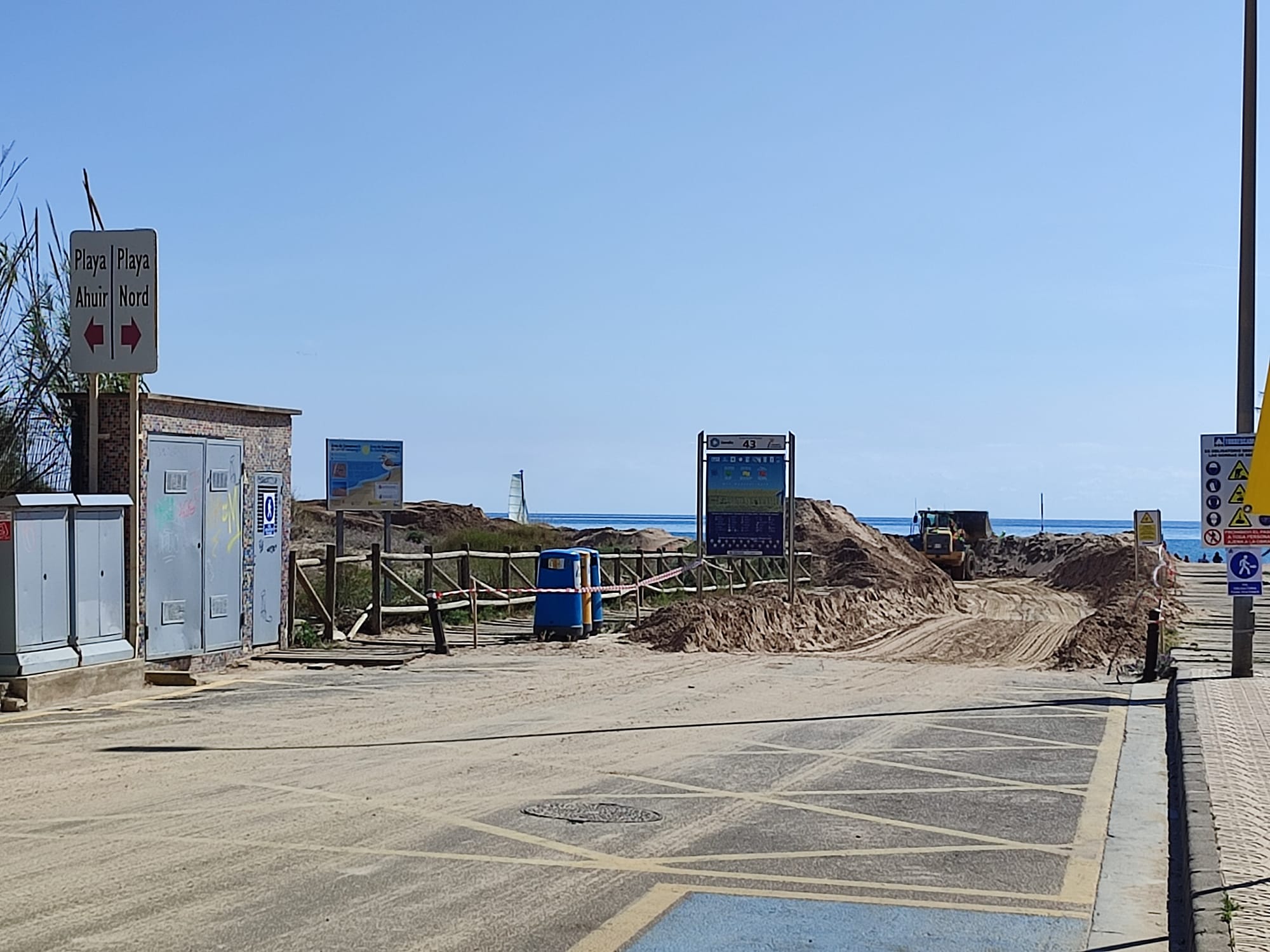 Trabajos de extracción de arena este verano en la playa de l&#039;Auir.