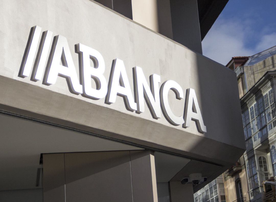 Entrada de una sucursal de Abanca