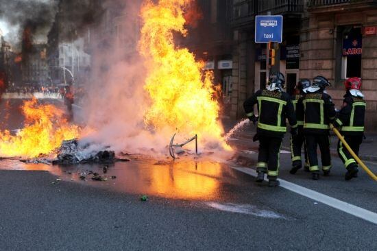 Un contenedor quemado en la protesta estudiantil del 29 de febrero