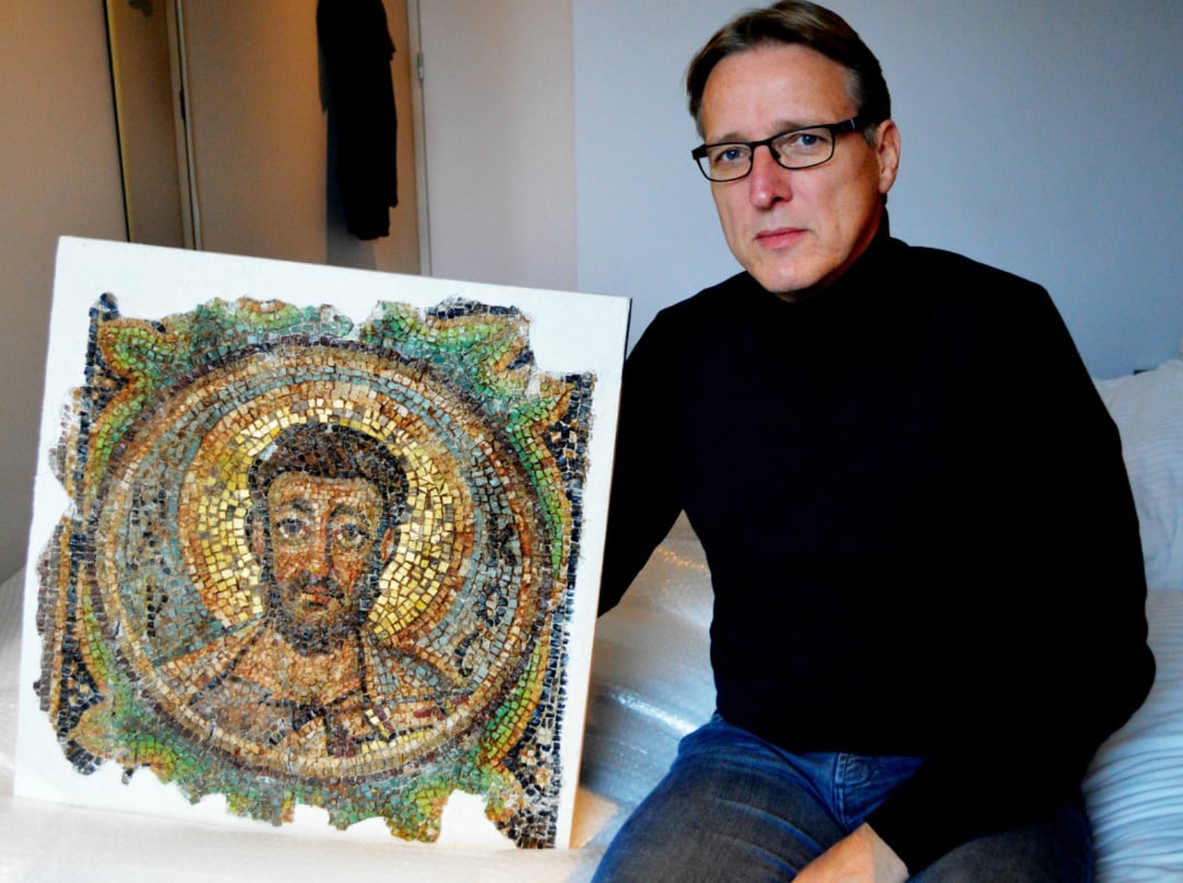 El detective de arte Arthur Brand posa en 2017 con el mosaico perdido de San Marcos, una rara pieza de arte bizantino robada en Chipre.