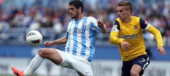 El centrocampista del Málaga CF Francisco Alarcón &quot;Isco&quot; (i) controla un balón ante el mediocampista francés de la Real Sociedad Antoine Griezmann durante el partido, correspondiente a la trigésimo cuarta jornada de la Liga de Primera División, que disput