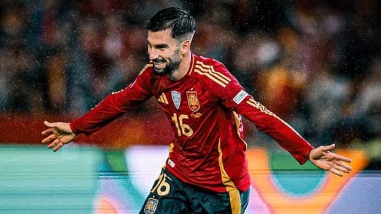 El roquetero celebrando su gol ante Serbia con la carcasa de la Selección Española.