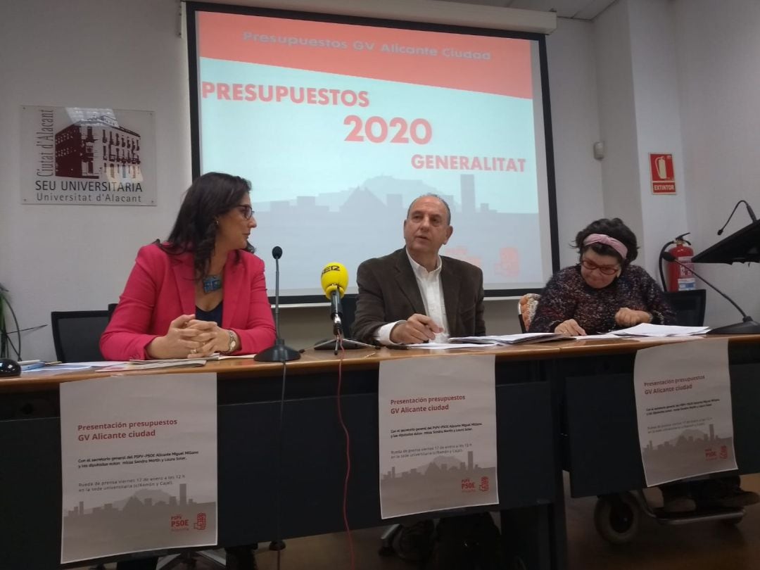 Las diputadas autonómicas Sandra Martín (i) y Laura Soler (i), junto con el secretario local del PSOE, Miguel Millana, en el análisis de los presupuestos de la Generalitat.