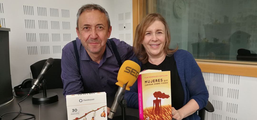 Chema Contreras, director de Rincón Literario, junto a Pilar Rodríguez-Castillos, autora de &#039;Mujeres que caminan sobre fuego&#039;