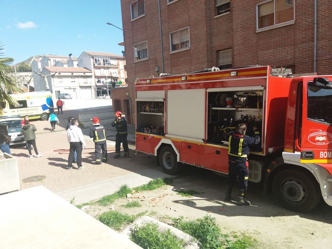 Los bomberos de Cuéllar junto al edificio donde se ha producido el incendio en una cocina