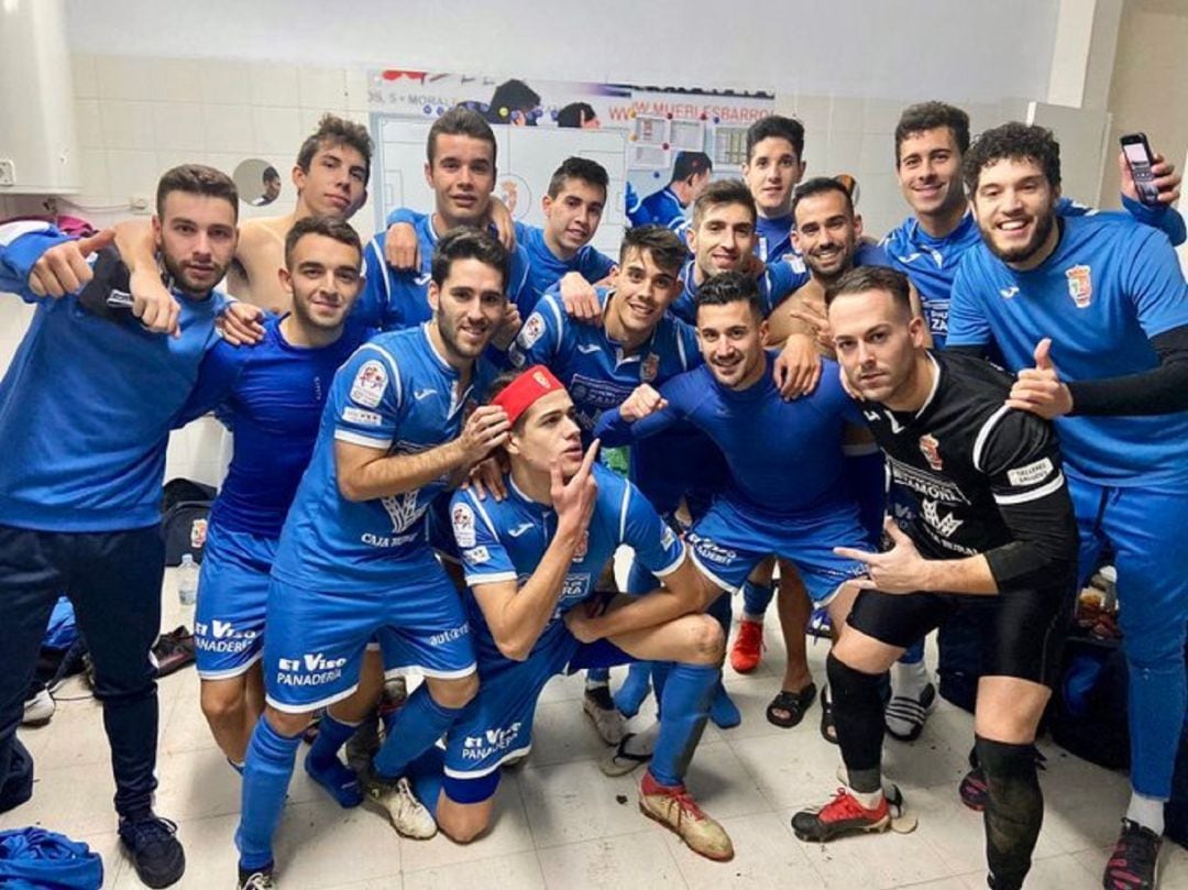 Los jugadores del Villaralbo celebran su tercera victoria consecutiva