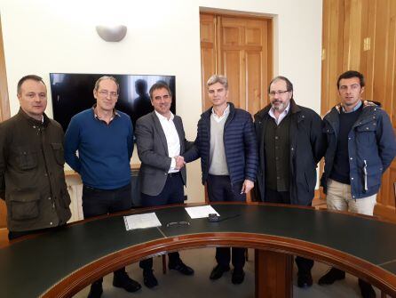 Representantes del Ayuntamiento y de la UTE Iza-Campezo tras la firma del contrato
