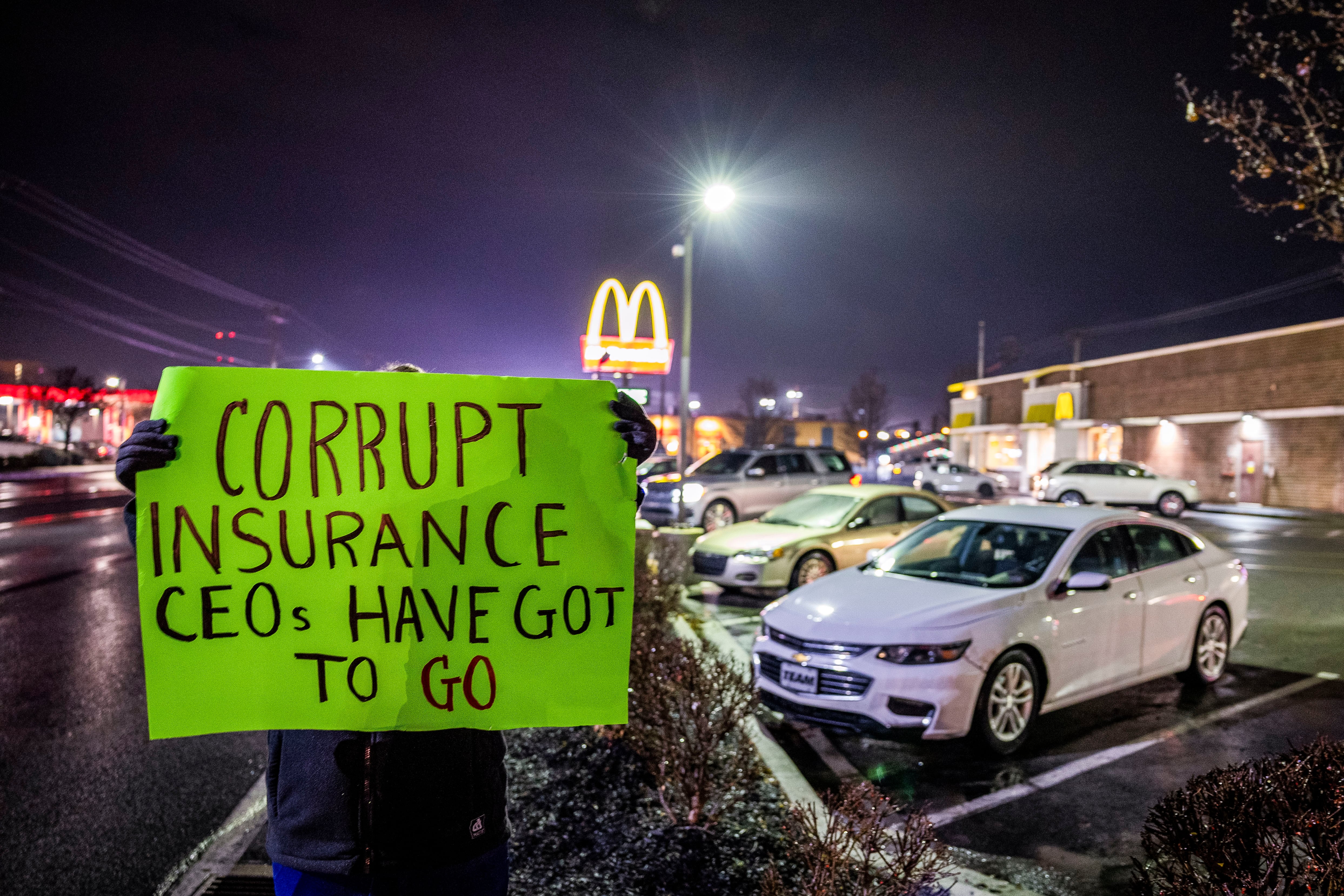 Protesta contra las aseguradoras de salud junto al McDonald&#039;s de Altoona (Pensilvania), donde fue detenido el sospechoso del asesinato del CEO de UnitedHealthcare, Brian Thompson.