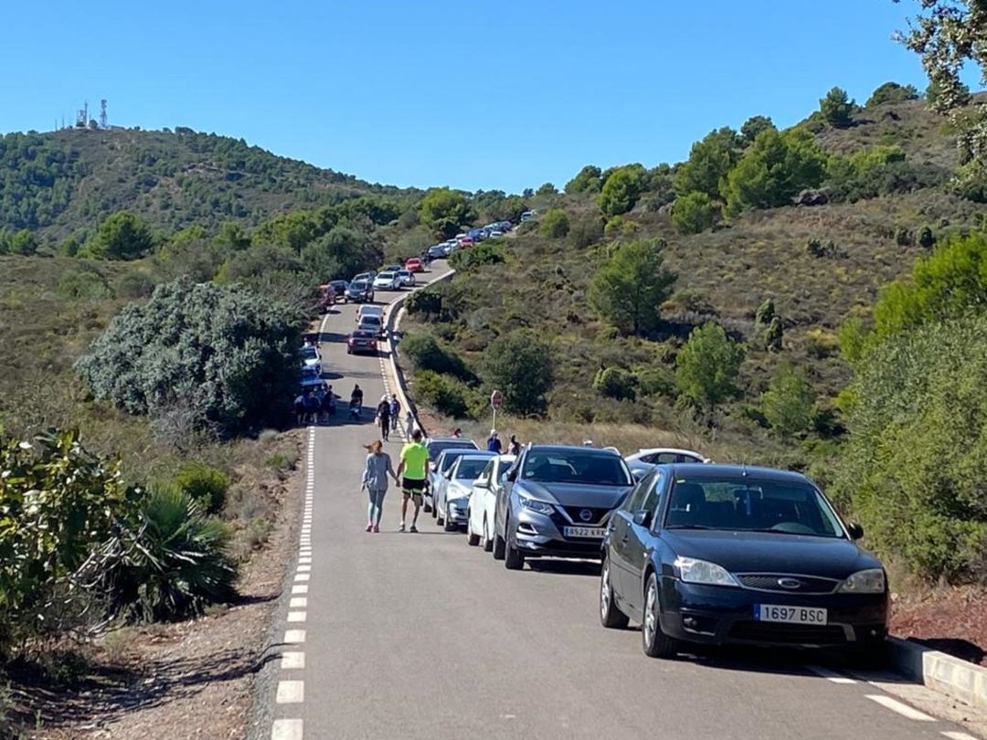 Accesos al parque natural de El Garbí, en Valencia, colapsados por la afluencia de visitantes. 