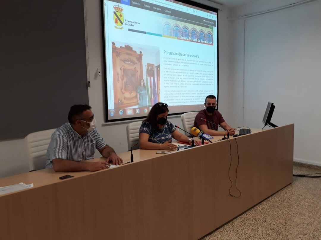 Momento de la presentación de la Escuela Virtual de Formación, en primer plano el concejal de educación, Enrique Yerves, a continuación alcaldesa, Mª Teresa García, y primer teniente de alcalde, Antonio Jesús Díaz