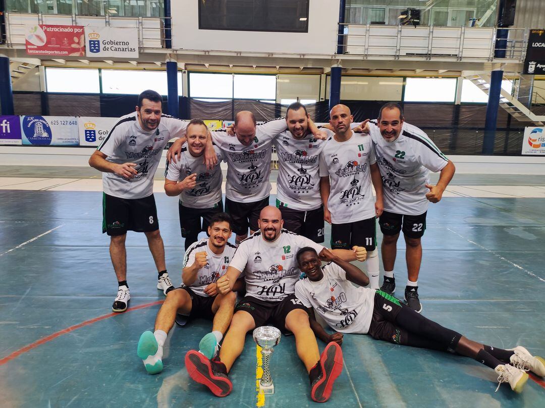 Los jugadores del Maramajo celebrando el campeonato.