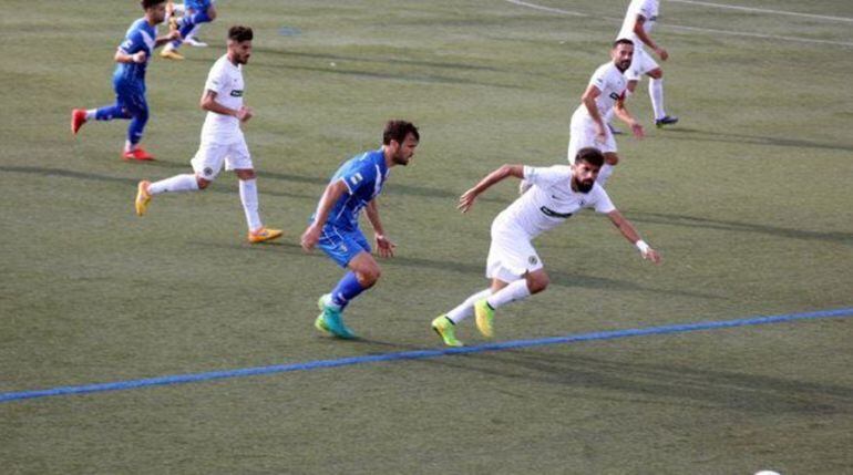 El jugador del Hércules, José Gaspar, intenta ganar la posesión del balón a un jugador del Badalona