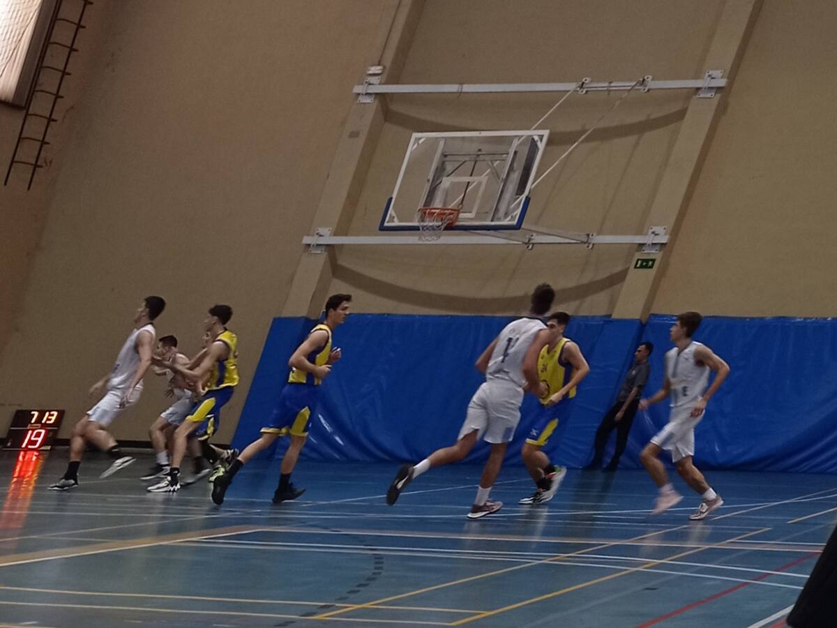 Mal resultado a pesar del buen juego para el Sénior autonómico masculino del V-74 de baloncesto.