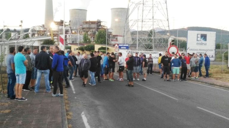 Los mineros, a las puertas de la central