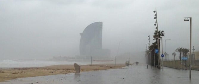 Una imatge del temporal al front marítim de Barcelona