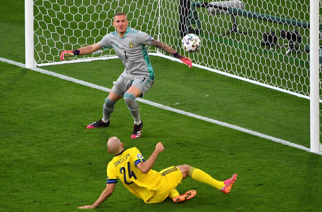 Olsen en un partido con Suecia en la Eurocopa