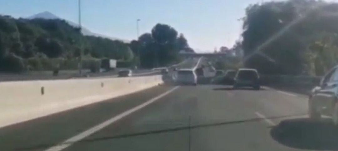 Investigan a un hombre por conducción temeraria y delito contra el tráfico