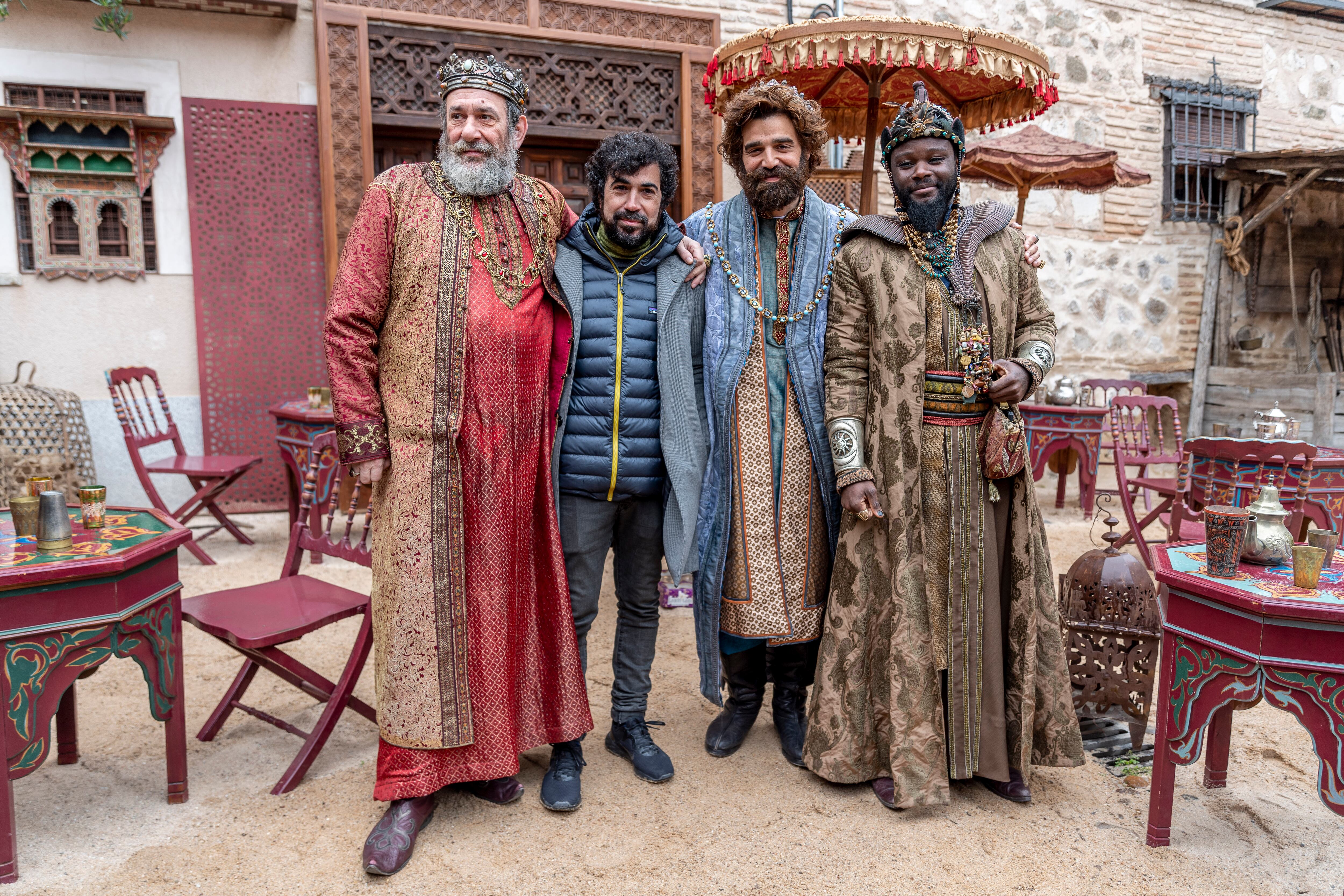 TOLEDO, 05/04/2022.- Los actores Karra Elejalde (i), David Verdaguer (2d) y Matías Janick posan junto al director de la cinta, Paco Caballero (2i), durante el rodaje de la película &quot;Reyes contra Santa&quot;, este martes en Toledo. EFE/Ismael Herrero
