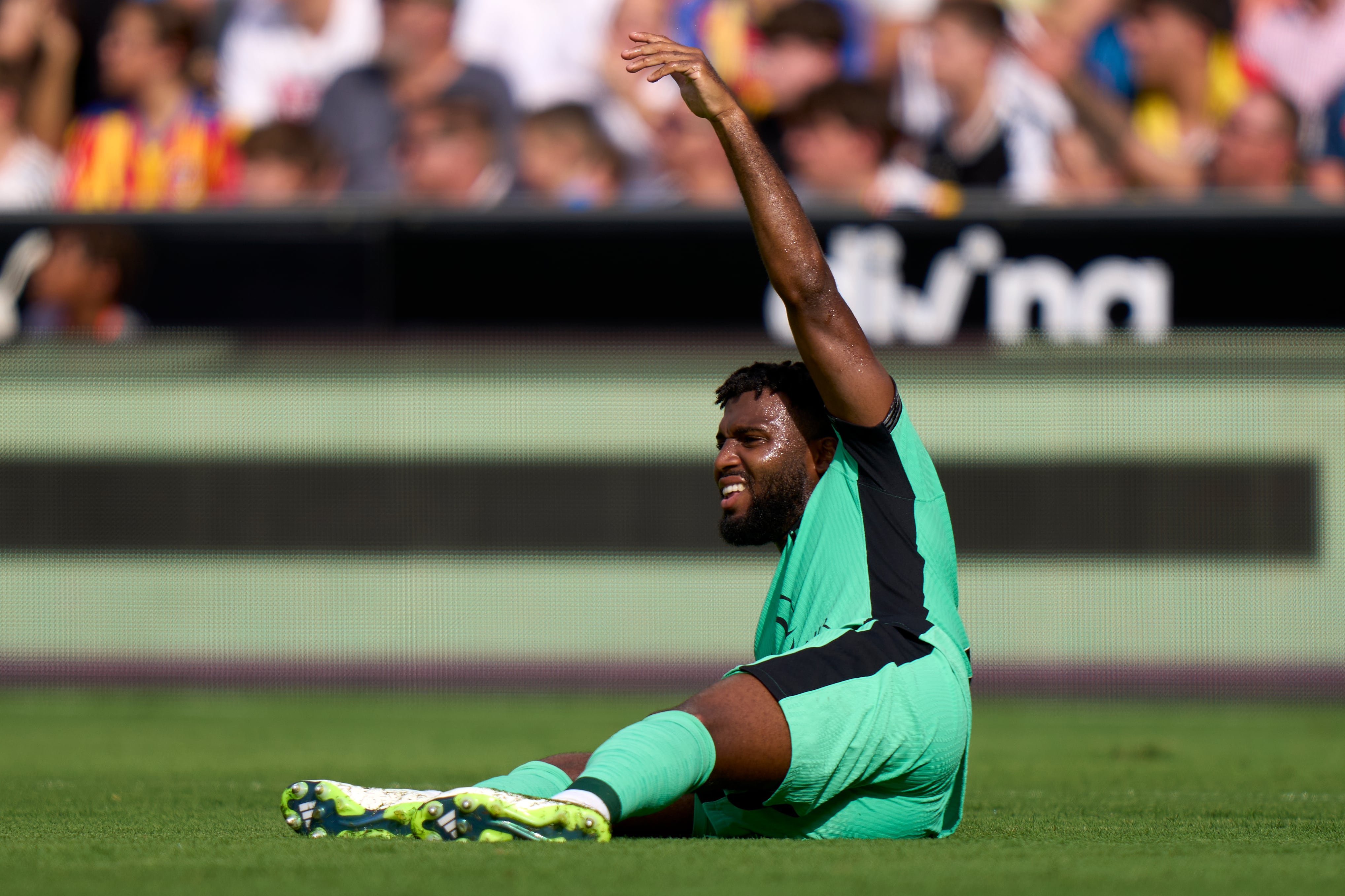 Thomas Lemar en el suelo tras sufrir una rotura del tendón de Aquiles contra el Valencia en Mestalla.