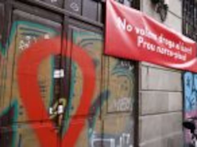 Imatge d'un dels locals precintats que havia estat un narcopis a la plaça dels Traginers del barri Gòtic de Barcelona el dia 11 d'abril de 2018 (Horitzontal)