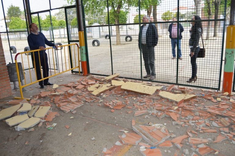 Restos del techo caído en el CEIP Juan Ramón Jiménez de Cartaya. 