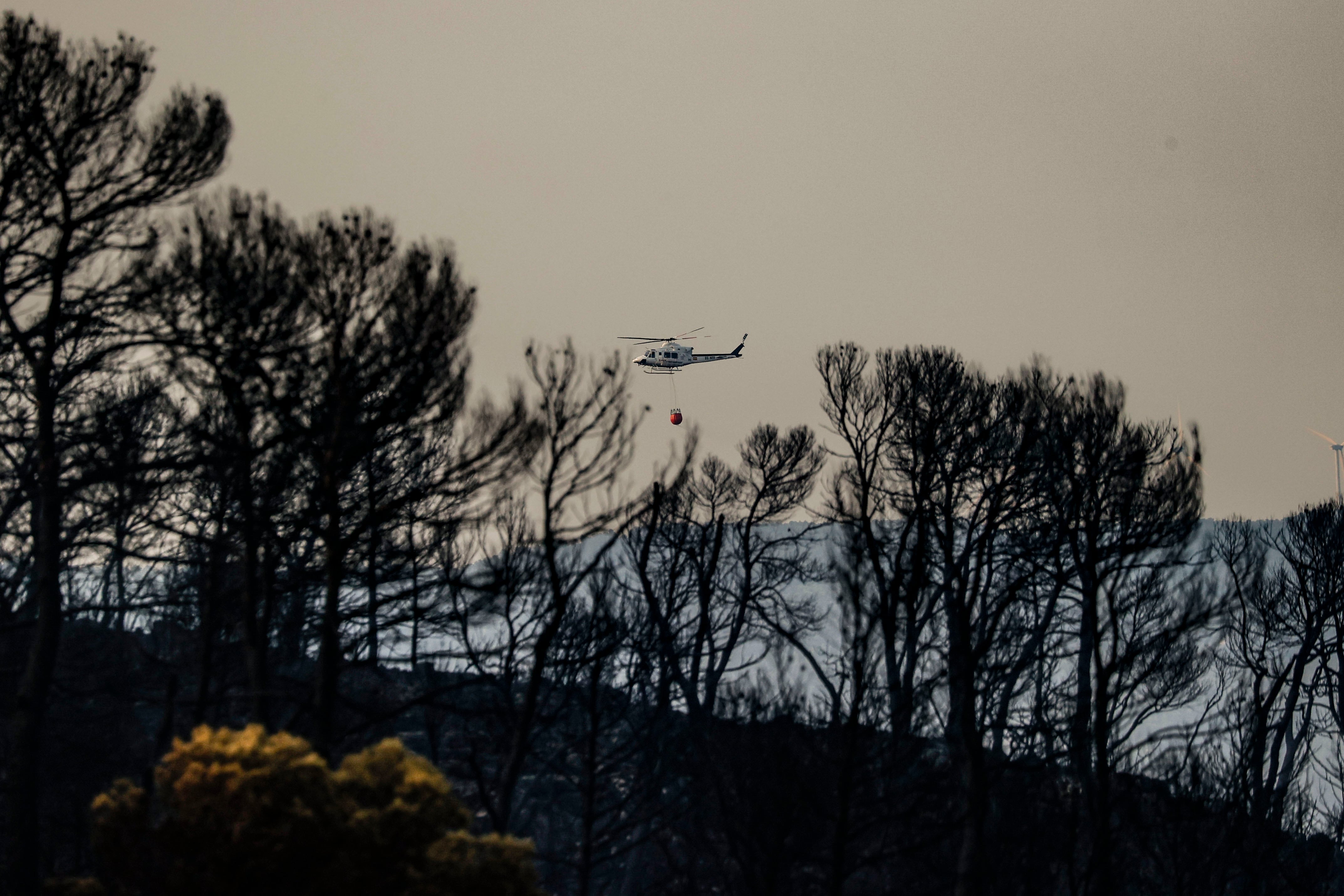 Medios aéreos trabajando en el incendio de Teresa de Cofrentes el pasado jueves.