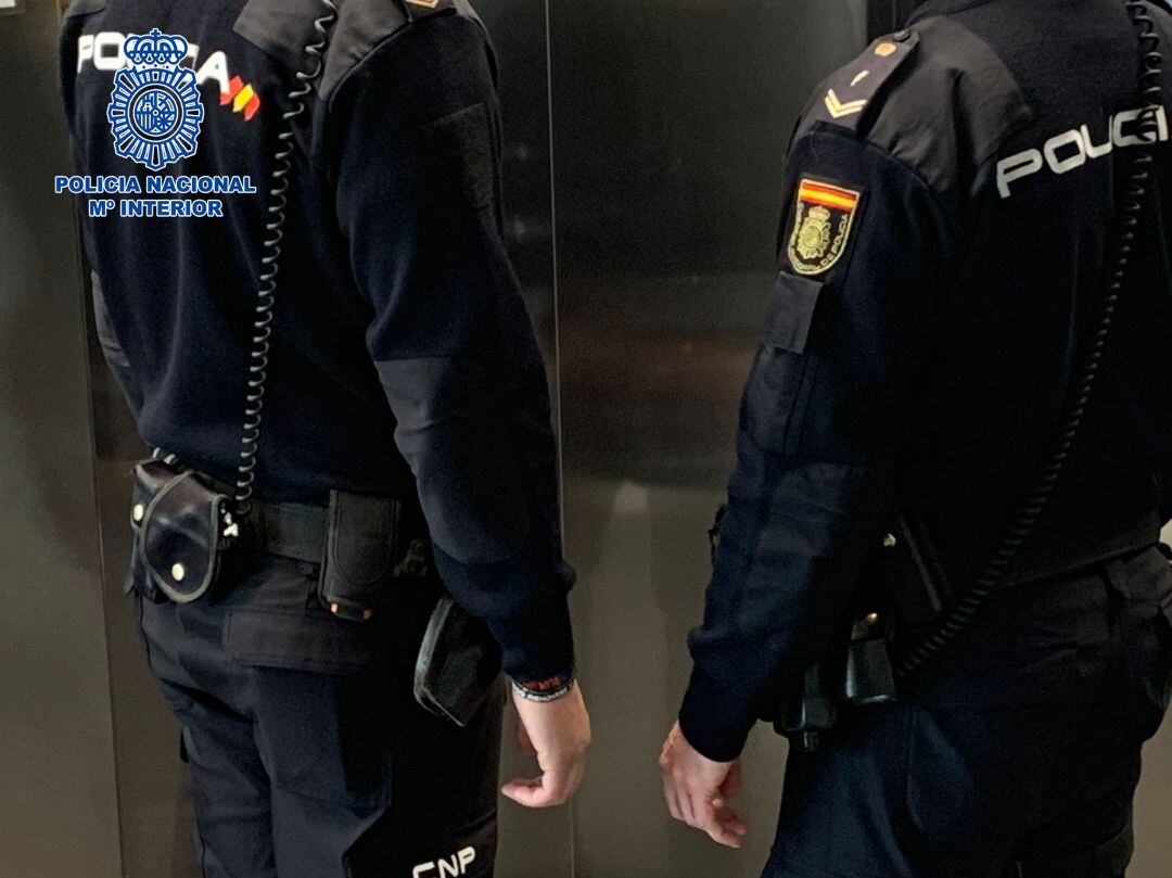 Los agentes llegan al domicilio donde se celebraba una fiesta ilegal.