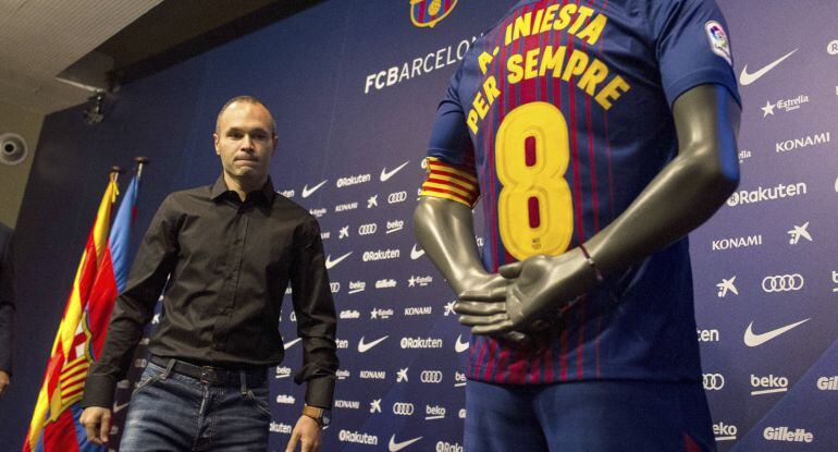 GRA172. BARCELONA, 06/10/2017.- El capitán barcelonista Andrés Iniesta, tras anunciarse la renovación &quot;de por vida&quot; de la vinculación contractual con el FC Barcelona. EFE/Enric Fontcuberta