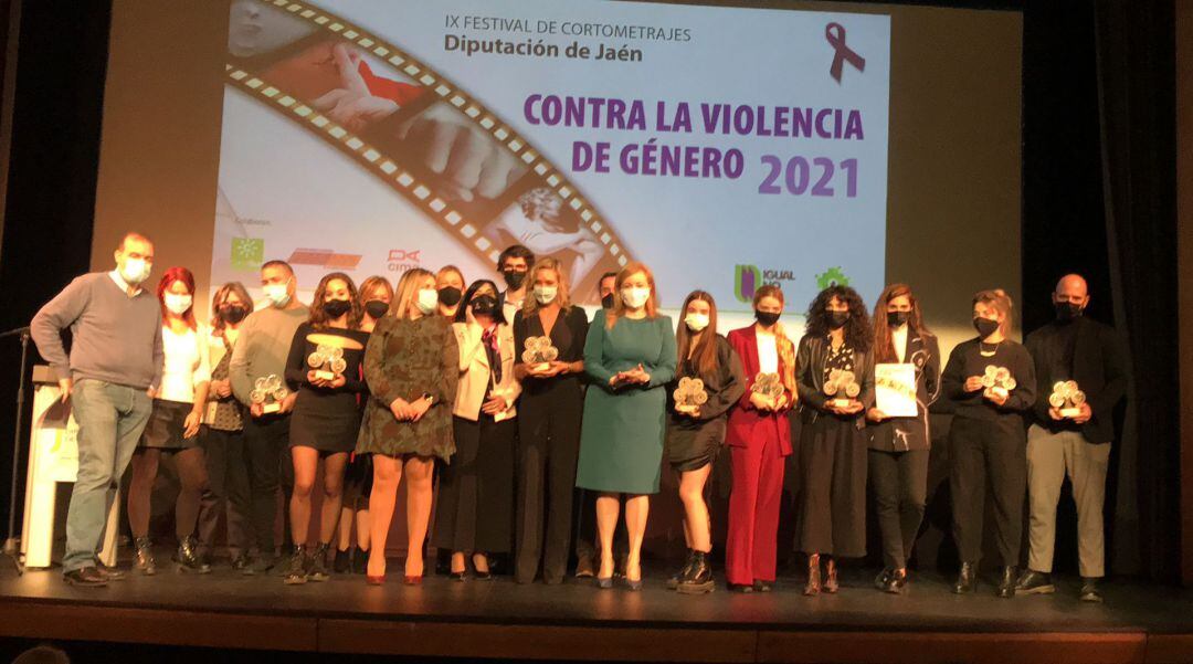 Foto de familia de la entrega de premios de la 9ª edición del Festival de Cortos contra la Violencia de Género