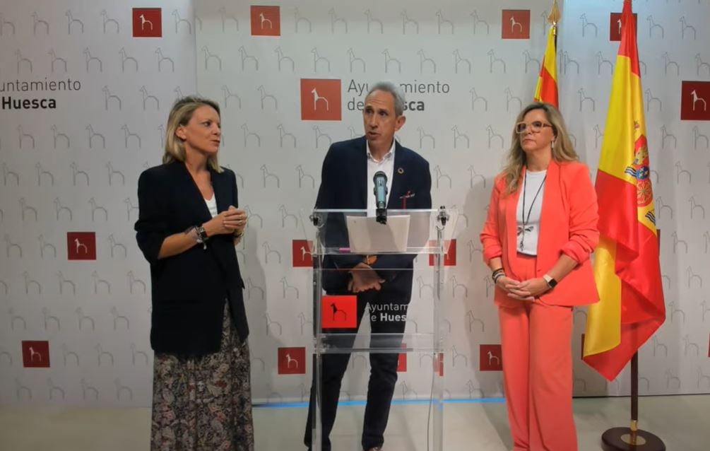 Nuria Mur, Salvador Cored y Susana Lacostena, presentando los dos últimos Bonos Impulsa Huesca