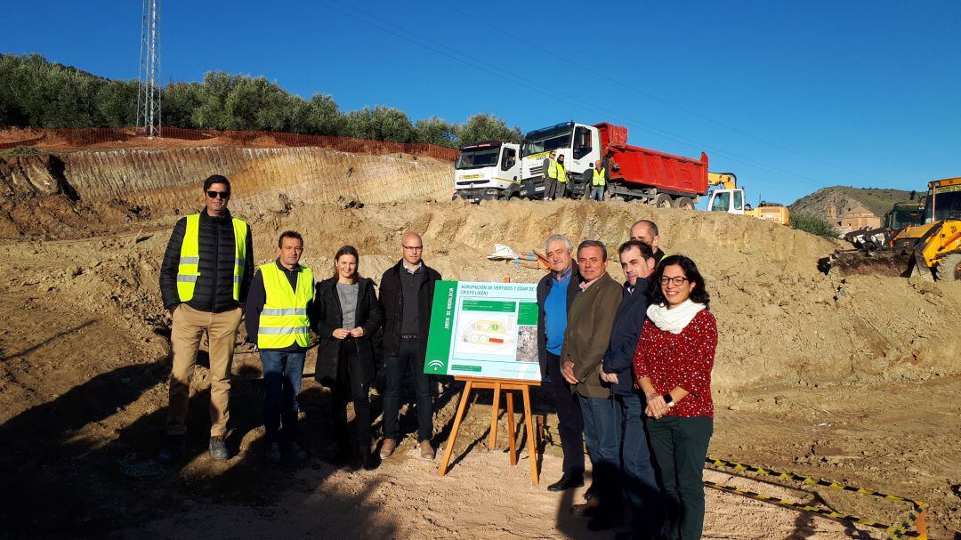 Momento de colocación de la primera piedra de la EDAR  de Cabra del Santo Cristo, con autoridades y técnicos