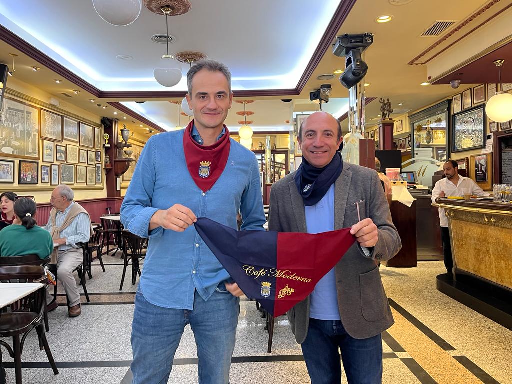 Miguel Ángel Sáinz y Vicente Urquía, con el pañuelo bicolor del Café Moderno de Logroño