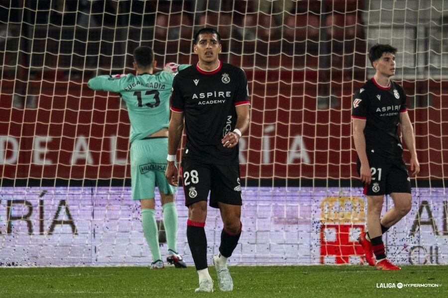 Ojeda, Hinojo y Badía se lamentan sobre el césped.